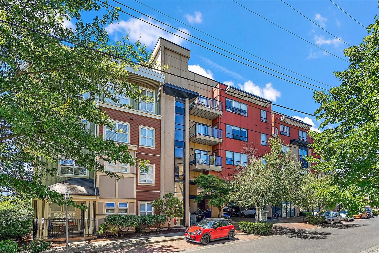 203 870 Short St, Saanich, British Columbia V8X2V5 For Sale HouseSigma