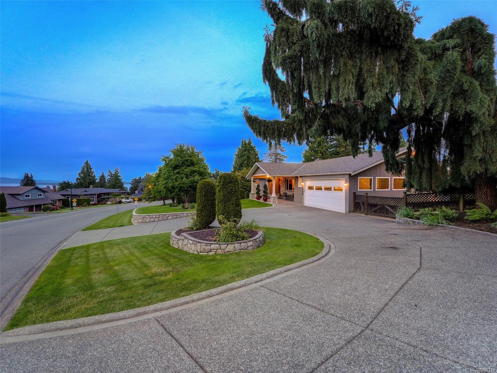 1733 Forest Park Dr, North Saanich, British Columbia V8L4A6 Sold